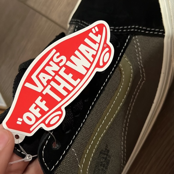 Vans - Picture 3 of 11